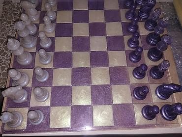 Bənövşəyi-qızılı rəng palitrası ilə şahmat dəsti. - Taxta: 8x8