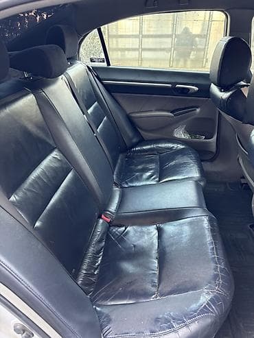 ucuz qadın maşınları: Honda Civic sedan – ağ rəng, 4 qapılı, ön ötürücülü. Xüsusiyyətlər: - — 4