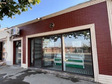 сайты по недвижимости: Kərpic fasadlı və böyük vitrin pəncərələri olan kommersiya obyektidir — 2