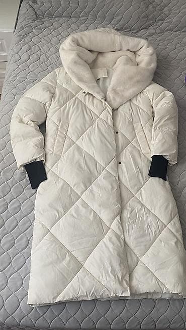 палто: Qadınlar üçün uzun şişmə palto - Rəng: Krem/ağ - Uzunluq: Dizaltı — 1