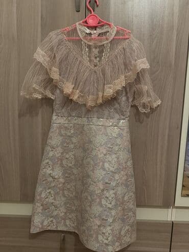 Zərif dizaynlı qadın paltarı - Rəng palitrası: pastel tonlarda (gül