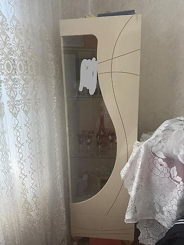 Şüşə vitrin dolabı - Dizayn: Kremsi-ağ rəngdə, ön hissəsi dalğalı — 1