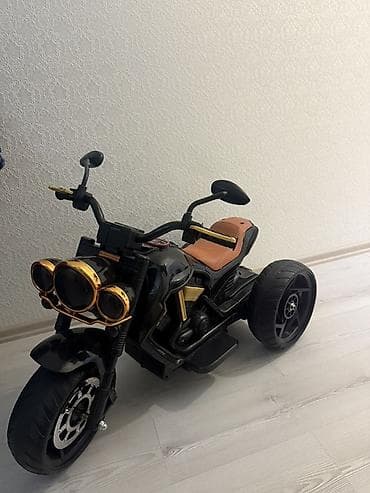 Uşaq üçün elektrik maşınları: Uşaq elektrik motosikleti – 3 təkərli - Rəng: qara gövdə, qızılı — 2