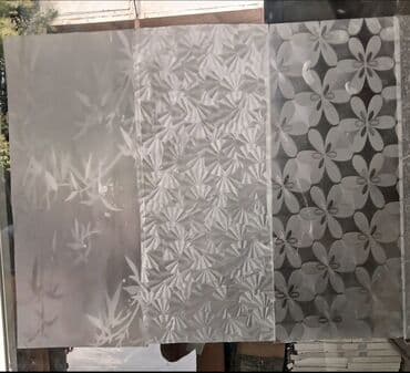 şüşə vinil: Buzlu vinil arxası özü yapışqanlı. Rulonda 5 və 10 metr olur. Eni — 2