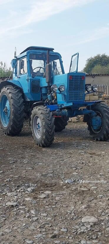 t 16 traktor: Mavi rəngli MTZ Belarus tipli təkərli traktor. Xüsusiyyətlər: - Dizel — 3