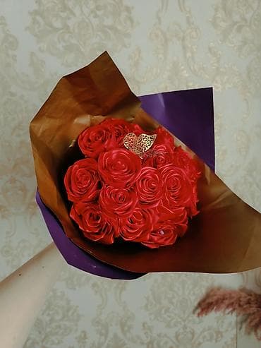 ad gunu sekilleri: Suni güllər .Əl işidir.Lentden düzəldilib.20 azn.Elde sonuncusu — 1