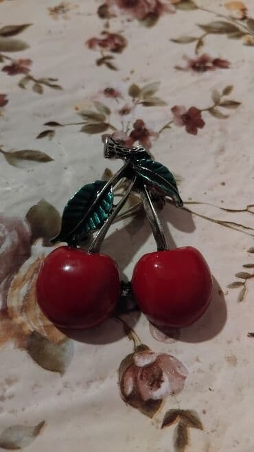 yuxuda yaxa sancağı görmək: Məhsul: Albalı motivli bross/nişan - Dizayn: İki ədəd parlaq qırmızı — 1