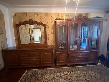 Klassik üslubda qonaq otağı mebel dəsti Tərkibi: - Şkaf-vitrin: 3 — 2