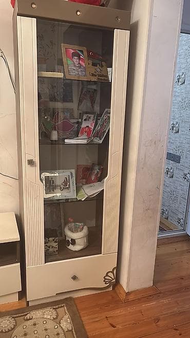 stenka mebel 2022: Qonaq otağı üçün mebel dəsti Tərkibi: - 2 ədəd şüşə vitrin (birinin — 3