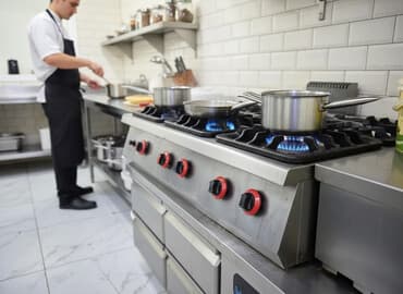 смешная доска объявлений: Salam. Gənclik Mallda bağlanmış restoranın avadanlığı satışa — 1