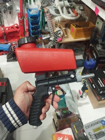 qumlama makinası: Qara rəngli tutacağı və qırmızı rəngli qabı olan əl qumlama aparatı — 2