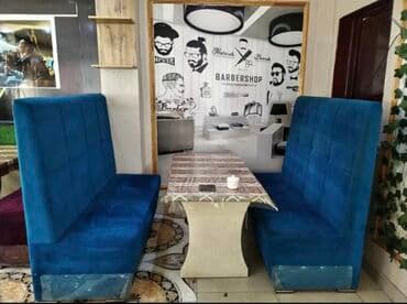 столовая в аренду: Hər bir dəst yüksək arxa dayaqlı iki uzun divan və səliqəli bir masa — 1