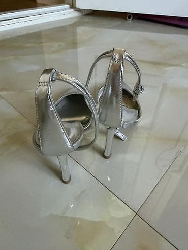 stradivarius xs: Stradivarius gümüşü rəngdə qadın ayaqqabısı - Model: incə burunlu — 2