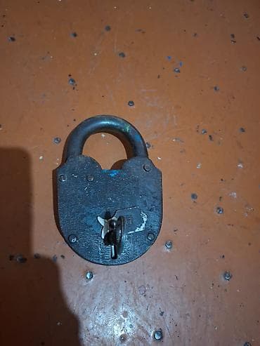 Дверные замки: Məhsul: Metal asma qıfıl (köhnə tip “padlock”) Təsvir: - Ağır, tam — 1