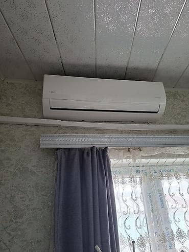 Divar tipli split kondisioner - Brend: Midea (üzərində loqo görünür)