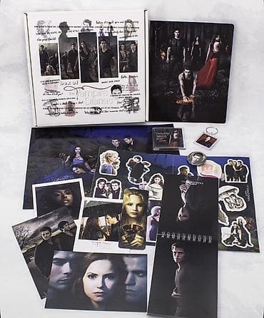 nabor hacar: “The Vampire Diaries” tematik qutu – 12 predmet Məzmun: - A4 poster - — 2