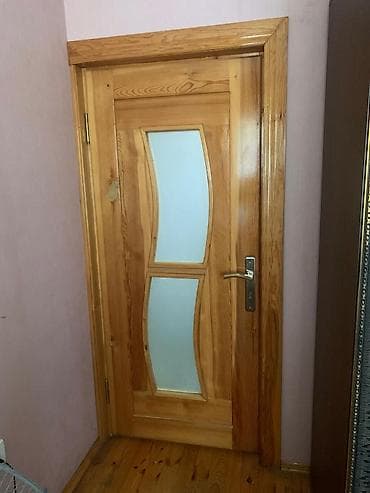seyfi qapi: Taxta otaq qapısı – şüşə əlavəli - Material: təbii ağac (taxta karkas — 1
