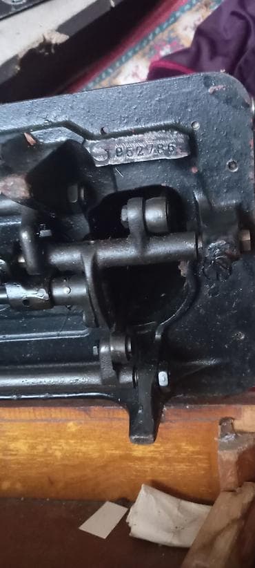 akustik gitara simi: Qədimi tikiş masini - Korpus: çuqun gövdə, qara lak örtük və qızılı — 4