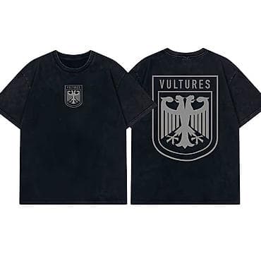 Qara rəngli unisex T‑shirt - Ön hissə: sinədə “VULTURES” yazılı kiçik