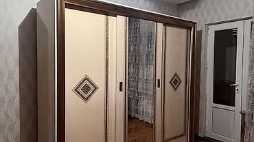 ayna qapi: Malaziya mebel şkafıdır. Vəziyyəti yaxşıdır. Üç qapılı sürgülü paltar — 1