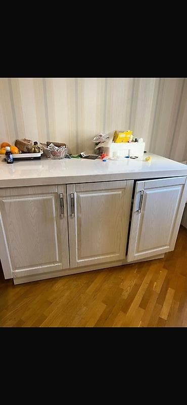 metbex: Mətbəx mebeli dəsti - Klassik stildə ağ rəngli fasadlar, dekorativ — 2