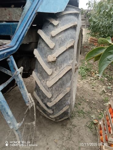 ot biçən traktor: Mavi rəngli təkərli kənd təsərrüfatı traktoru - Universal kabinəli — 4