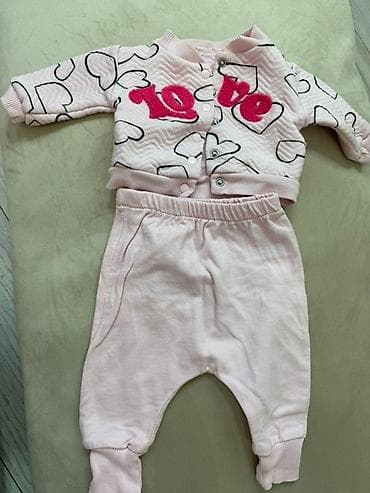 Ağ rəngdə, uzunqol uşaq bədən geyimi, üzərində "Love" yazısı və