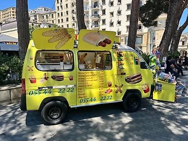 food truck: Sarı rəngli mobil “fast food” furqonu – isti və qəlyanaltılar yerində — 2