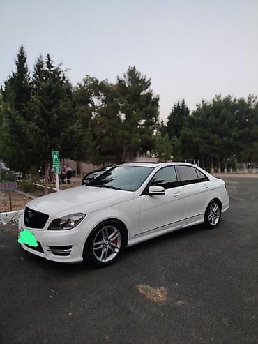 kompressor teh: Mercedes-Benz C-Class sedan (C250 emblemli), ağ rəng. Xüsusiyyətlər — 3