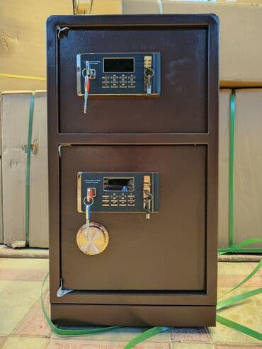 Qəhvəyi rəngli, iki bölməli seyf. Hər bölmənin öz elektron kilidi və