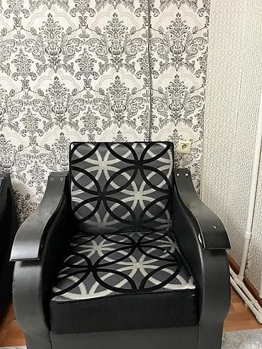 işlenmiş kreslo: 1 divan ve 2 kreslo. Yaxsi veziyyetdedir. Acilib yigilir. Unvan — 7