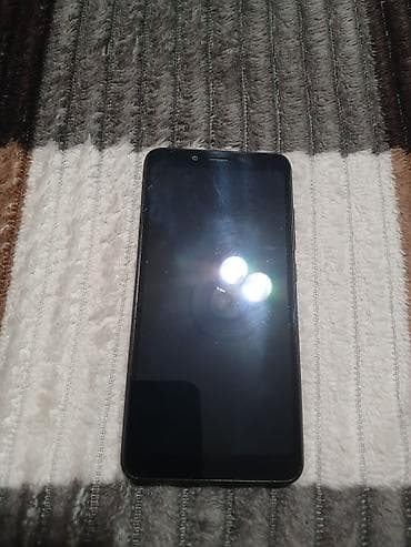 Smartfon - Ekran: təxminən 5 düym, toxunma ekran - Ön kamera: ekranın