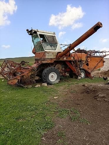 avto aksessuarlar: Sovet istehsalı “Niva” taxıl biçən-döyən kombaynı üstündə matoru yoxdu — 1
