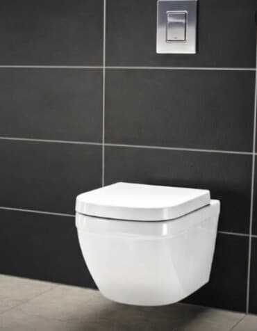 Divara quraşdırılan, ağ rəngli bu tualet müasir vanna otağı dizaynları