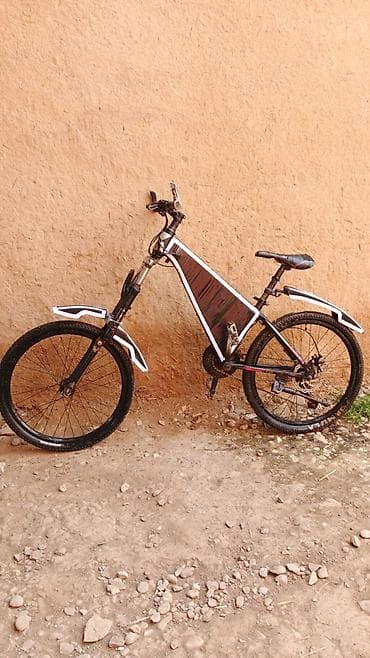 26 liq velosiped satisi: Fərqli qara və ağ çərçivə dizaynına malik velosiped. Bu velosiped asma — 2