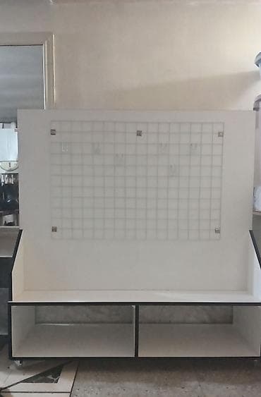 Stend vitrinləri: Mağaza üçün vitrinalı stend - Material: ağ laminat/MDF lövhə — 1