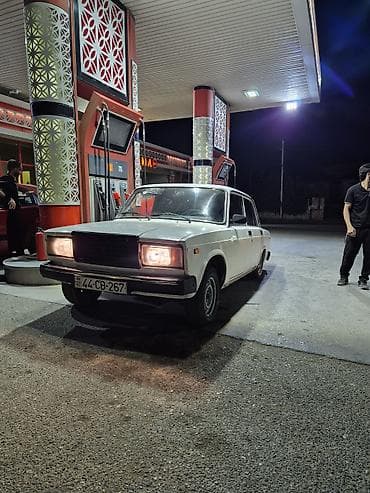 Lada 2107, ağ rəngli sedan. Xüsusiyyətlər: yungul xerclerı var