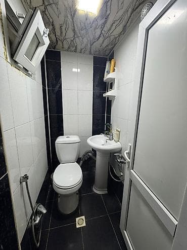 binə kiraye: Kirayə verilən otaq – iki mərtəbəli ev - Geniş, işıqlı otaq; pəncərə — 9