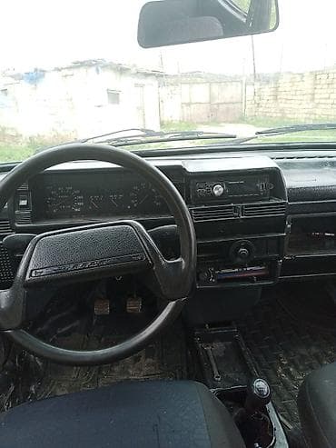 диски на ваз 21099: VAZ 21099, ağ rəng, sedan kuzov. Xüsusiyyətlər: - Kuzov: 4 qapılı — 8