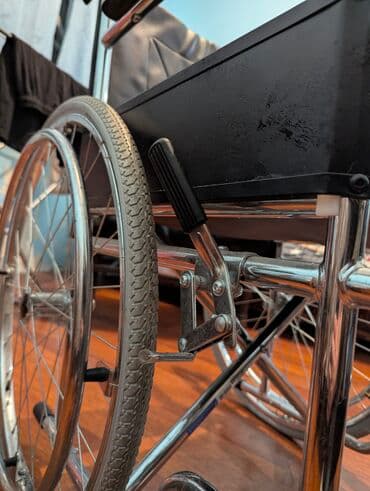 əlillər üçün araba: Təkərli əlil arabası – klassik model Xüsusiyyətlər: - Krom örtüklü — 2