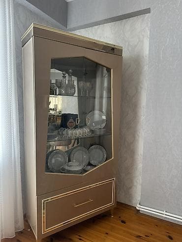 Şüşəli dolab vitrini