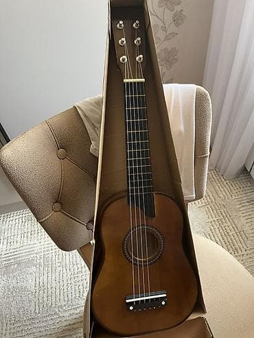 Klassik akustik kiçik ölçülü gitara - Korpus: qəhvəyi laklı taxta