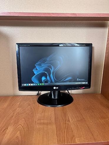 noutbuk satiram: Masaüstü kompüter seti klaviatura mouse sistem bloku monitor ekrandakı — 3