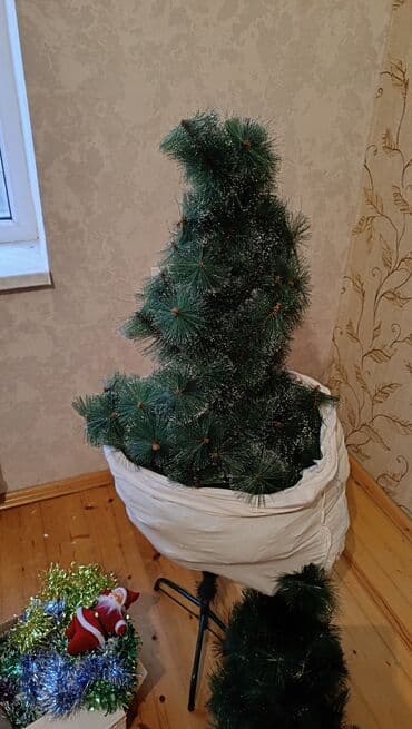 UAZ: Yeni il dekoru komplekti: şam ağacı, oyuncaqlar, bəzəklər və Santa — 4