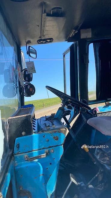 masin salonu: Belarus MTZ traktoru - Rəng: mavi, kabinli versiya - Ön və arxa iri — 4
