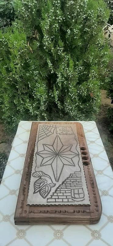oyun alanı: Qoz agaci materialdan hazırlanmış, əl işi nard dəsti. Üzərindəki oyma — 8