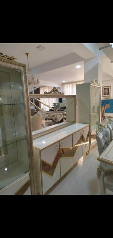 Klassik üslubda zərif qızılı detallar ilə ağ rəngli mebel dəsti. -