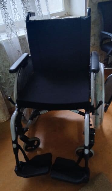 Universal əlil arabası - Manual idarəetmə: arxa iri təkərlər