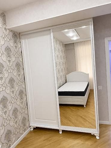 paltar dolab: Ağ rəngdə sürgülü qapılı dolab - Klassik üslubda, dekorativ ayaqlı — 1