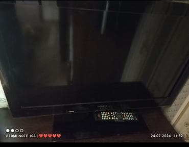 LCD/LED televizor, stolüstü dayaqlı, uzaqdan idarəetmə pultu ilə. -